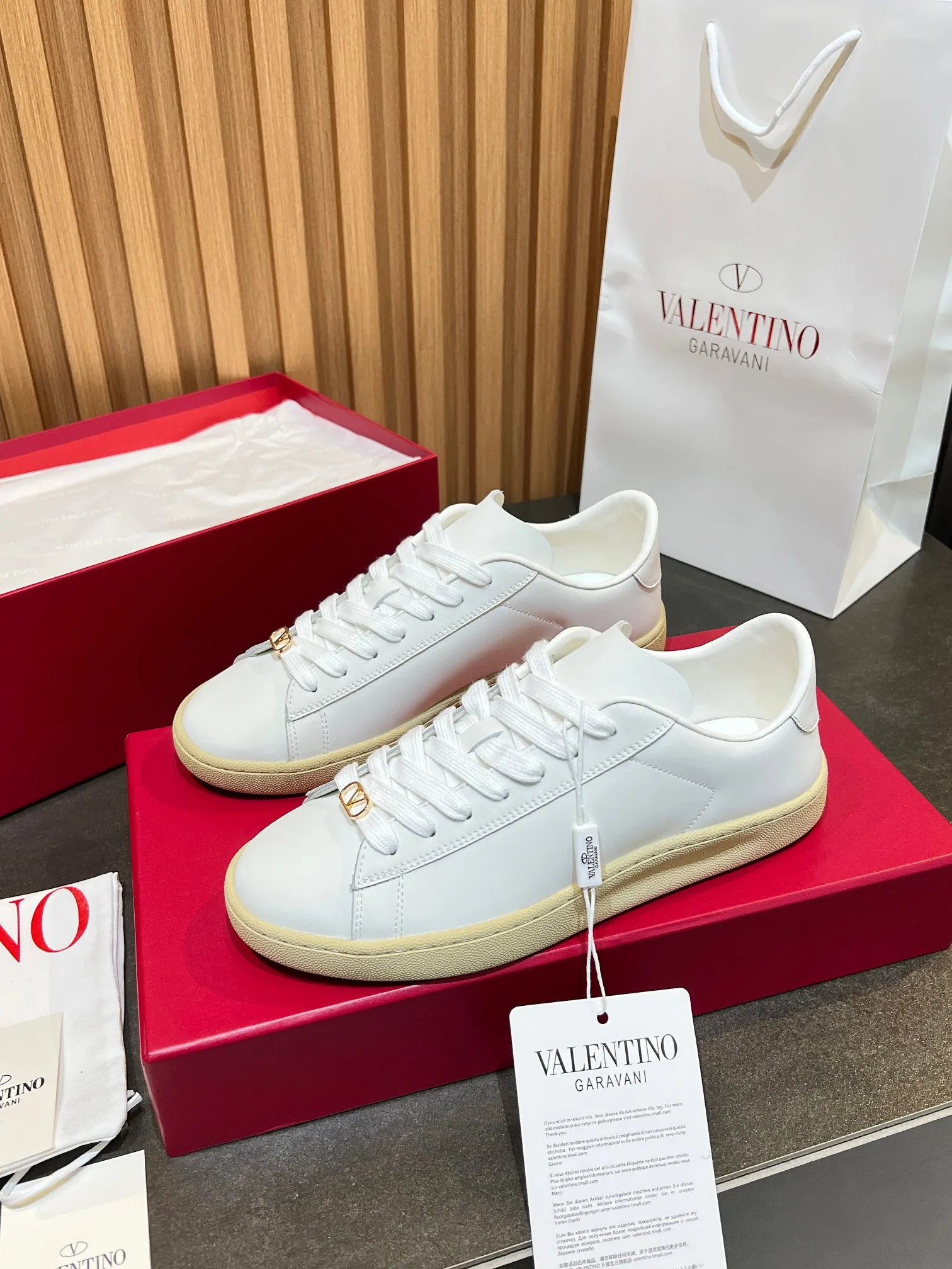 [Valentino] P: 640💰 Couple style, size: women 35-40▪️men 39-44 (45. Customized) Valentino VLTN casual shoes 2025 latest moral training shoes I can't put it down. Seiko details of cowhide sneakers, retro fashion, simple and advanced, casual matching. 1:1 restoration! Top luxury masterpiece, lace-up design, soft and comfortable imported calfskin brings excellent and elegant texture and excellent foot comfort. Top purchasing version upper: imported calfskin surface/original oil edge process + printing process. Inner lining: water-dyed cowhide lining. Outsole: original development 𝐓𝐏𝐔 two-color combination outsole. Packaging: full package with original configuration.